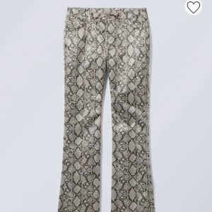 Ormskinnbyxor - Säljer mina helt nya ormskinnsbyxor från Weekday i strl 38! Väldigt snygga och bekväma, köpta för 700! 