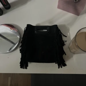 Maje väska  - Säljer min fina maje väska i mocka🙌💗 Det långa bandet följer med men tyvärr inte kedjan då jag inte har en! 