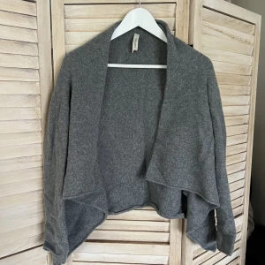 Kofta Hunkydory - Fin ullkofta från Hunkydory. Lätt tovad därav priset, men i fint skick ändå. Strl. S 🌸