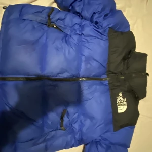 Blå north face jacka - Säljer min blåa north face jacka, haft den i ca 1 år men knappt använt. Nypris 3000 o jackan ser ny ut