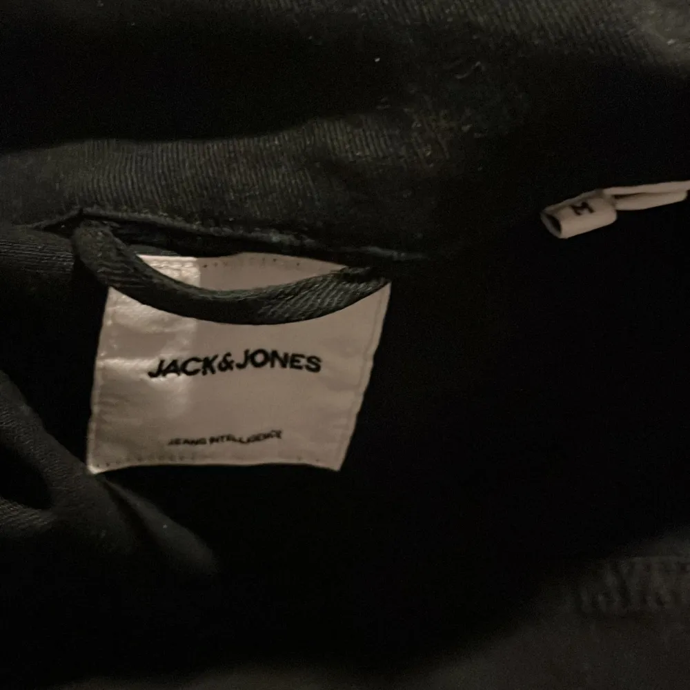Säljer denna overshirt från Jack&jones. Använd fåtal gånger skick 8/10. Den är storlek M men passar även S. Hör av er vid frågor eller bilder. Jackor.