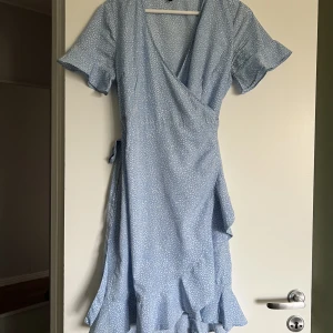 Omlottklänning - Omlottklänning från Veromoda, storlek M. 