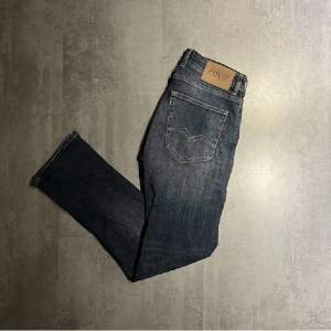 Säljer ett par replay jeans i modellen grover. Storlek 31/33. Skriv om ni har några frågor. Kan gå ner lite i pris vid snabb affär 