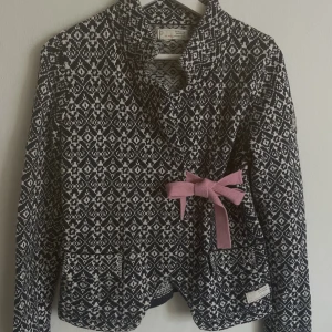 Kofta - Säljer en kofta från Odd Molly. Svårt att fånga färgen på bild, skulle säga att den är mer mörkblå än svart. Strl 2 vilket motsvarar m/38/40. Använd men fint skick. Pris kan diskuteras. Skriv för mer bilder🫶🏼