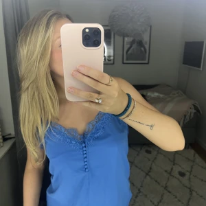 Spettslinne  - Säljer denna fina toppen i en härlig blå färg 💙 den är liten i storleken!