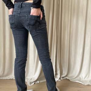 Superfina svarta lågmidjade jeans! Storlek 38 som 34/36💕hör av dig vid frågor❤️