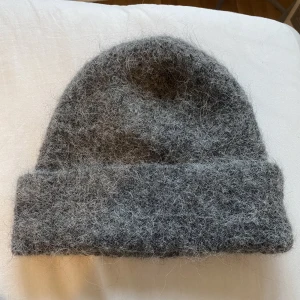 WERA Mössa Alpacka - Använd fåtal gånger. Inget att anmärka på. Varm och mysig. Jag upplever den inte stickig. Skriv för fler bilder. 