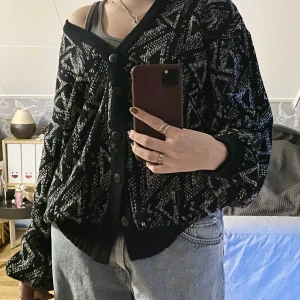 Cool kofta - Köpt på Beyond Retro för 300kr. Älskar mönstret men kommer inte till användning då den är lite stor på mig. Storlek L men passar även mindre beroende hur du vill att den ska sitta :)🌟