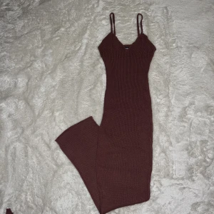 Virkad klänning med topp - Virkad klänning från Missguided med tillhörande topp i tunt material. Strl. 36 Oanvänd.