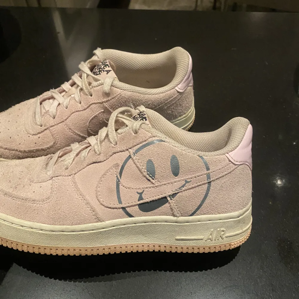 Svin snygga ljusrosa Nike air force 1 i en modell ”have a nike day”. Säljs inte längre och har varit väldigt eftertraktade. Använda men fint skick! Skriv för fler bilder!! Köparen står för frakt 💕. Skor.