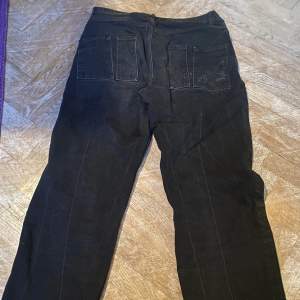 Byron Denton jeans i svart Stil: mer åt street hållet men raka i modell  Kom med bud, kontakta vid minsta fråga!