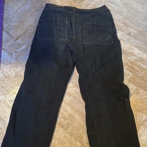 Byron Denton jeans Svarta - Byron Denton jeans i svart Stil: mer åt street hållet men raka i modell  Kom med bud, kontakta vid minsta fråga!