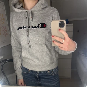 Champion hoodie - Luvtröja från märket Champion. Använd fåtal gånger ❤️