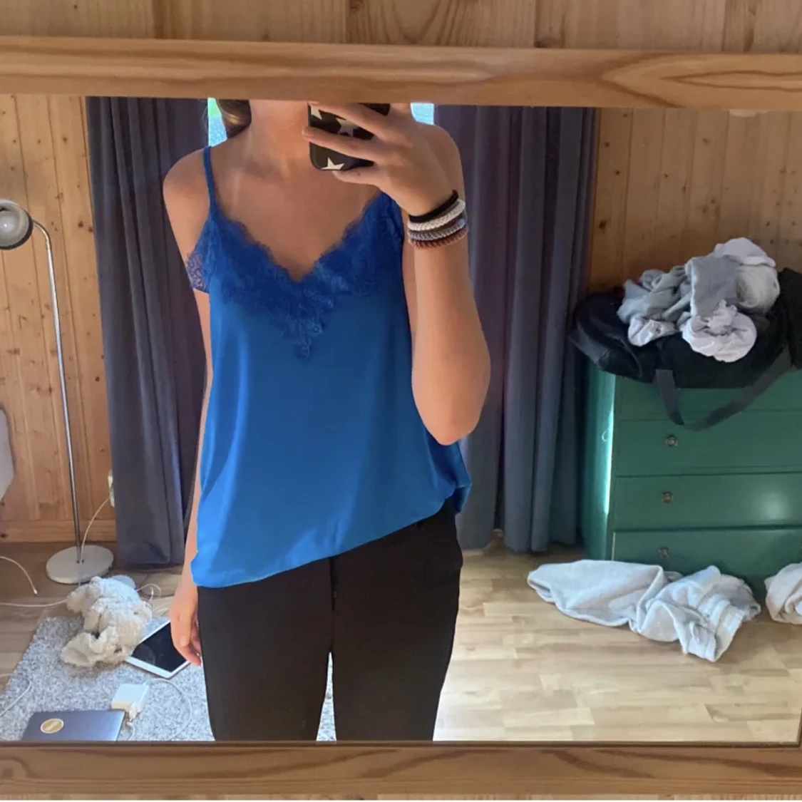 Gulligt blåt spetslinne