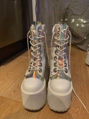 demonia swing 115 - använda en gång och är i perfekt skick, inga problem med de ! 