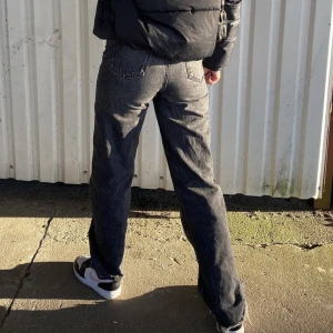 Gråa Zarajeans - Gråa jeans från Zara! Passar bra för de som har långa ben💕 säljs i bra skick!