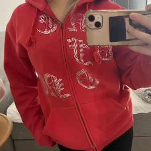 One of one  - Säljer mina one of one hoodie då den inte kommer till användning. Fint skick och alla diamanter kvar. 