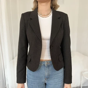 Cropped kavaj  - Säljer min coola, bruna, croppade kavaj . Lite randig i tyget. Jättebra skick! Dm för mer bilder/info<3 