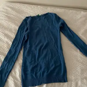 Säljer denna blåa tröja för att jag måste rensa kläder, för 85kr +frakt (pris kan diskuteras) ❤️ storlek oklart men mella Xs-S