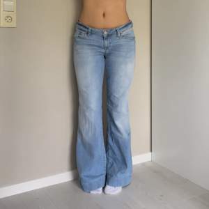 Jättefina jeans! Midjemåttet är 78 och innerbenslängden är 76