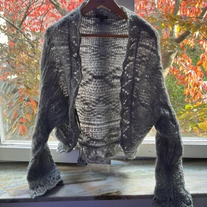 Grå stickad tröja - Köpte den på loppis och har knappt använt 