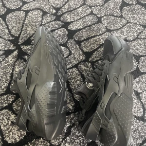 Män skor - Skor från Fashion som används bara 1 gng inget fel på dem,jätte sköna att ha på sig.Det står att det är storlek 47 men   Det är  som 44