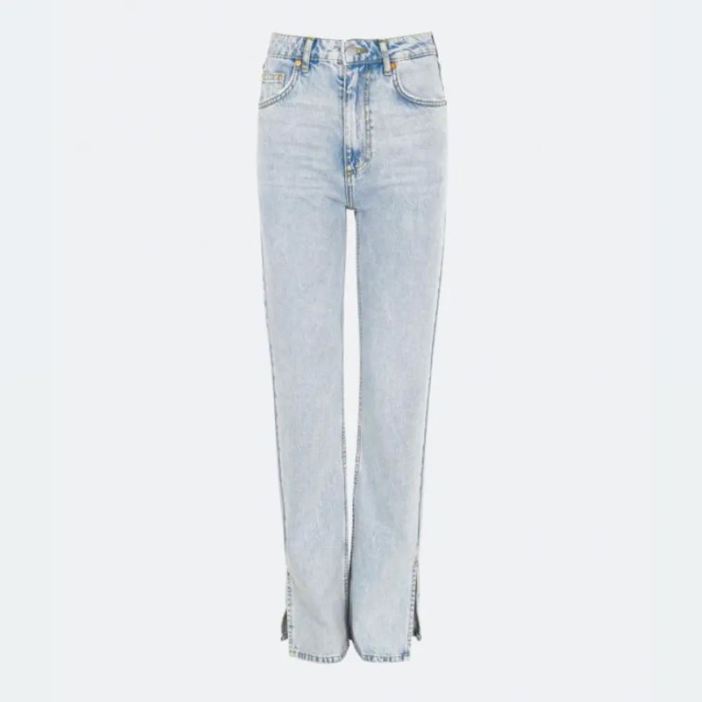 Straight jeans med slits längst ner från never denim. Stl W24L32. Köpt för 600kr. Fint skick. Jeans & Byxor.