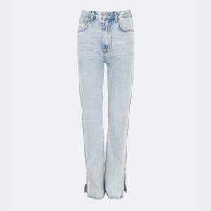 Straight jeans med slits längst ner från never denim. Stl W24L32. Köpt för 600kr. Fint skick