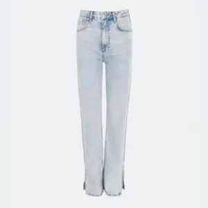 Straight jeans med slits längst ner från never denim. Stl W24L32. Köpt för 600kr. Fint skick