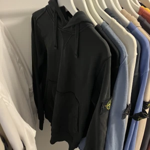 Stone Island Hoodie- Black - Stone Island Hoodie- Black Size: Small Cond: 9/10 Pris: 1900:-