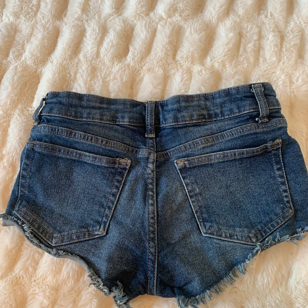 Säljer dessa Lågmidjade jeansshorts då de tyvärr blivit försmå för mig❤️ passar XXS-XS❤️😍. Shorts.