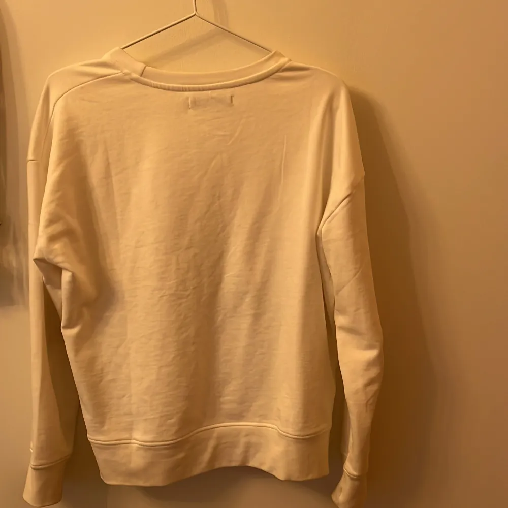 Säljer denna vita sweatshirt med tryck av en dödskalle från Scalpers i storlek S. Perfekt nu till hösten och vintern💕💕💕Dm för fler bilder eller frågor . Hoodies.