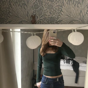 Snygg topp - assnygg mörkgrön topp från zara! 😻🌟🙏 knappt använd! 