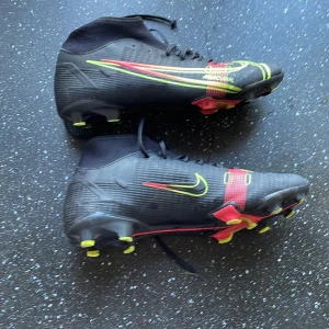 Säljer fotbolls skor  - Bra kvalitet sköna använda några gånger men dem är fortfarande fina