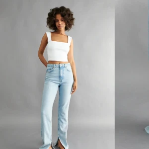 high waist slit jeans  - Säljer dessa jeansen från Gina då de blivit för små och inte längre används!  De är storlek 32 men passar även 34, skriv gärna och fråga för mer exakta mått💕