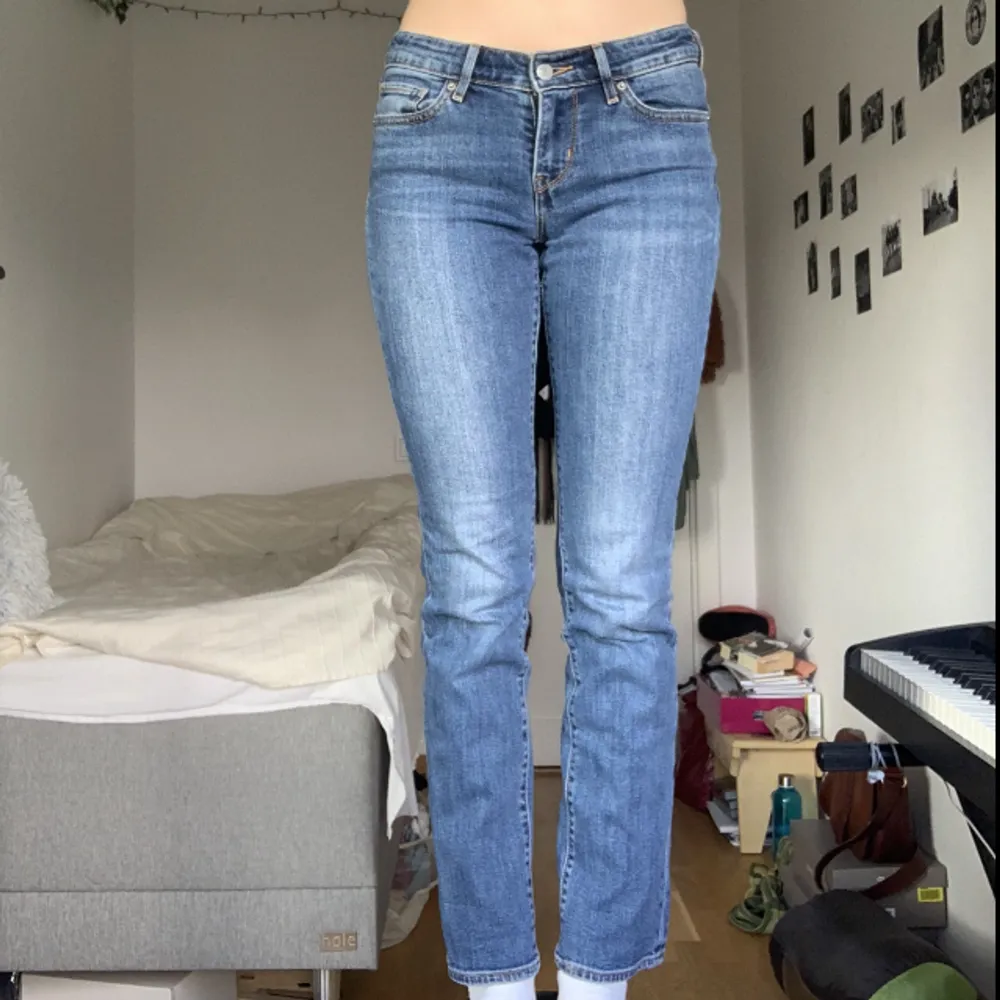 Lågmidjade raka Levis jeans, mycket bra skick.  Midja: ca 81 cm, innerbenslängd: 75 cm. . Jeans & Byxor.