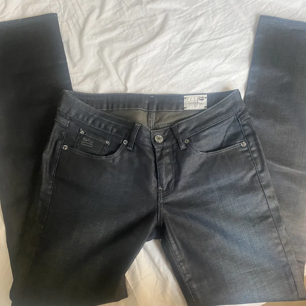Jätte fina jeans i marinblå/svart färg!! Säljer då de är för stora för mig 💕💕ny pris 800-1500kr (vet inte exakt då de är slutsålda) 💞. Jeans & Byxor.