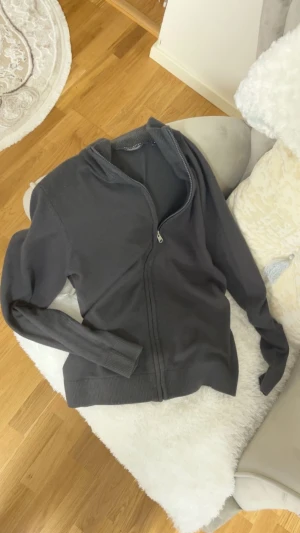 Cashmere Zip Kensington - En cashmere tröja av kensington storlek S. 