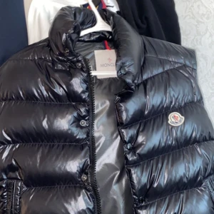 Moncler väst äkta  - Moncler väst äkta i storlek M nypris 9-10 k dagens marknad, köptes i Stockholm och kvitto finns kvar  Priset kan diskuteras vid snabb affär 