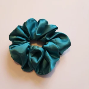 3 stora scrunshies  - 3 stk som visad i annonsens bild. Helt nya inte använt. Material silk satin.