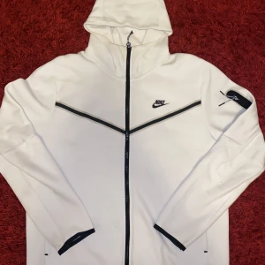 Nike  - Nike Luvtröja NSW Tech Fleece  -Vit storlek L Pris kan diskutera 