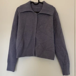 Ziptröja  - Ziptröja i finaste blålila färgen! Säljer då den inte används🤍 Nyskick. Det går bra att klicka på köp nu