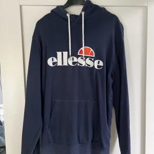 Ellesse hoodie  - Snygg ellesse hoodie i mycket gott skick då den enbart är använd 3-4 gånger. Mitt pris är 350 men kan gå med på att sänka lite vid snabb affär!