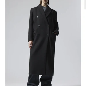 Kappa weekday  - säljer denna kappa från weekday. Använd väldigt få gånger. Storlek S. Nypris 1490.