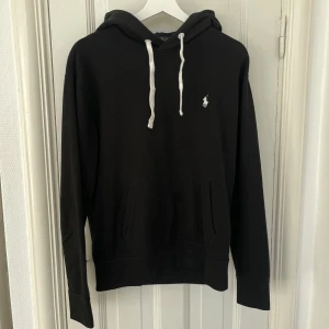 Svart hoodie från Ralph Lauren - Svart hoodie från Ralph Lauren. Bra skick! Storlek S.