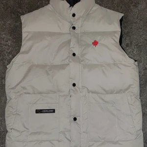 Herr Canada goose väst strl L - Herr Canada goose väst strl L, jättefint skick. 