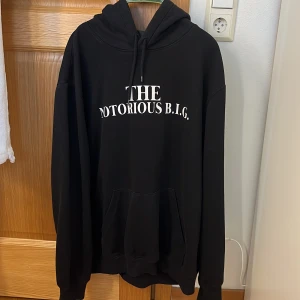 The Notorious B.I.G hoodie  - Säljer min hoodie då den inte längre kommer till användning. Är i ett fint skick och storlek XL, nypris 300kr. Priset kan diskuteras! Lägg bud 