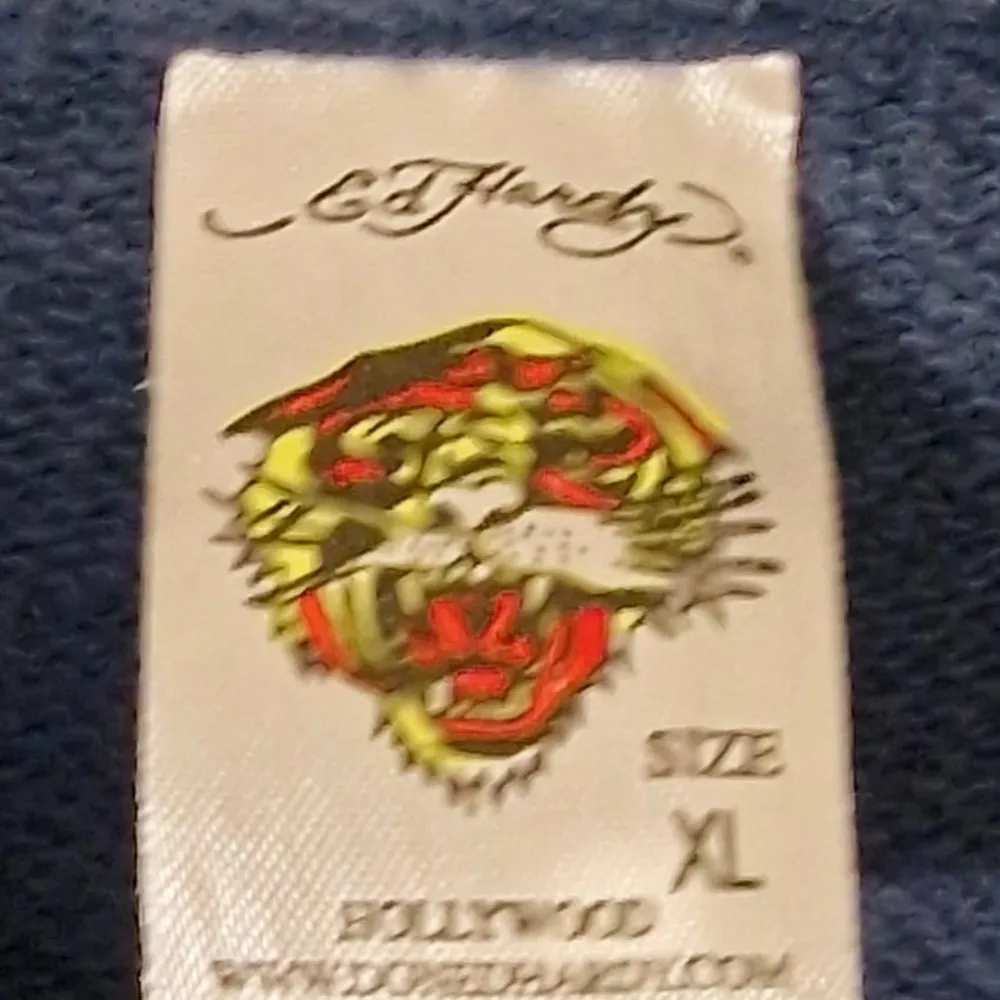 Säljer denna ”Ed Hardy” sweatshirt som inte längre kommer till användning. Mycket fint skick - Inte använd många gånger. Är köpt i USA ca. 2010. . Hoodies.