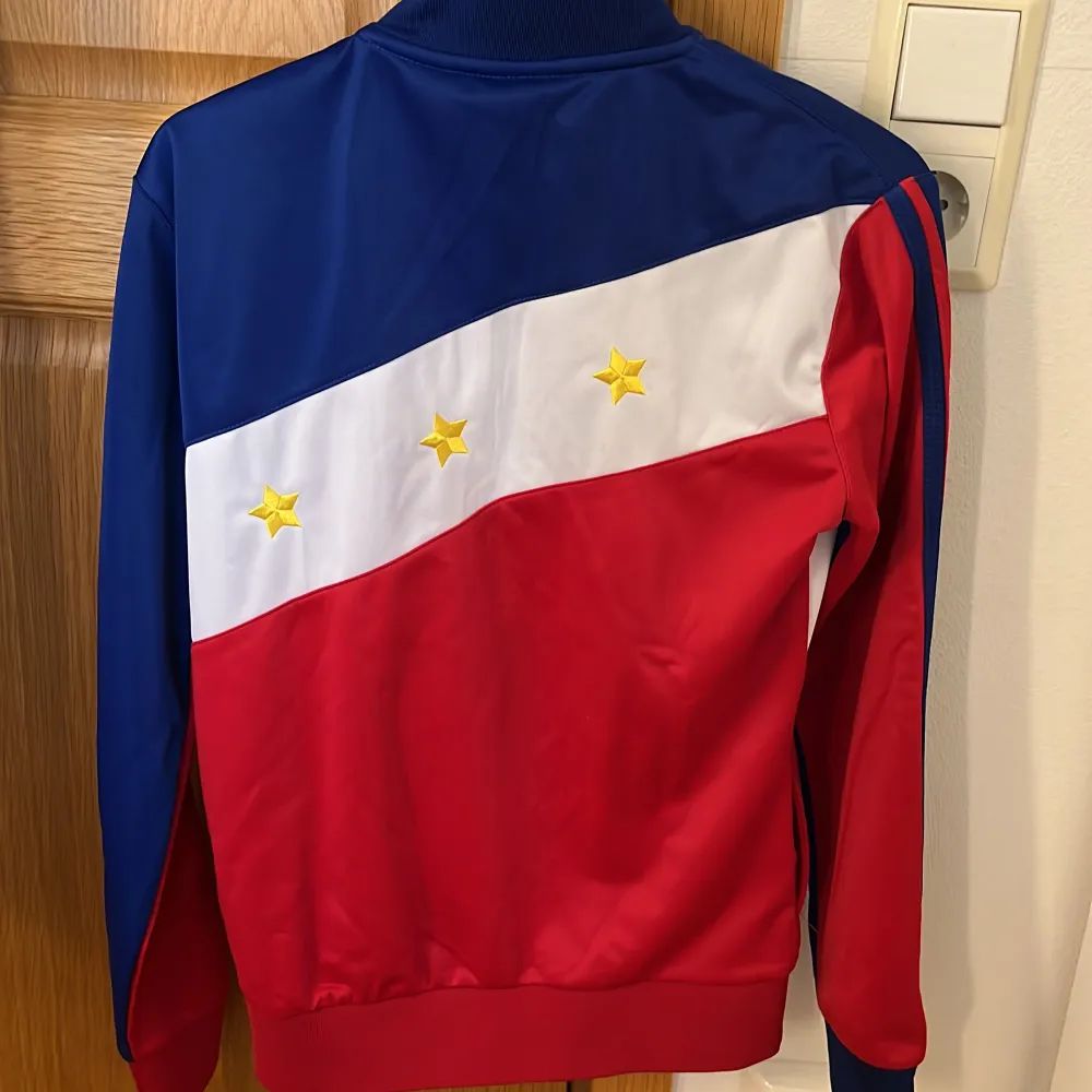 My Philippines tröja i storleken S. Aldrig använts, är i ett fint skick. Den är mindre i storleken. Passar dig som har storlek XS.. Hoodies.
