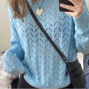 Tröja  - Fin stickad tröja som aldrig har kommit till användning 💙jg säljer fler stickade tröjor kolla gärna in min profil 🎀